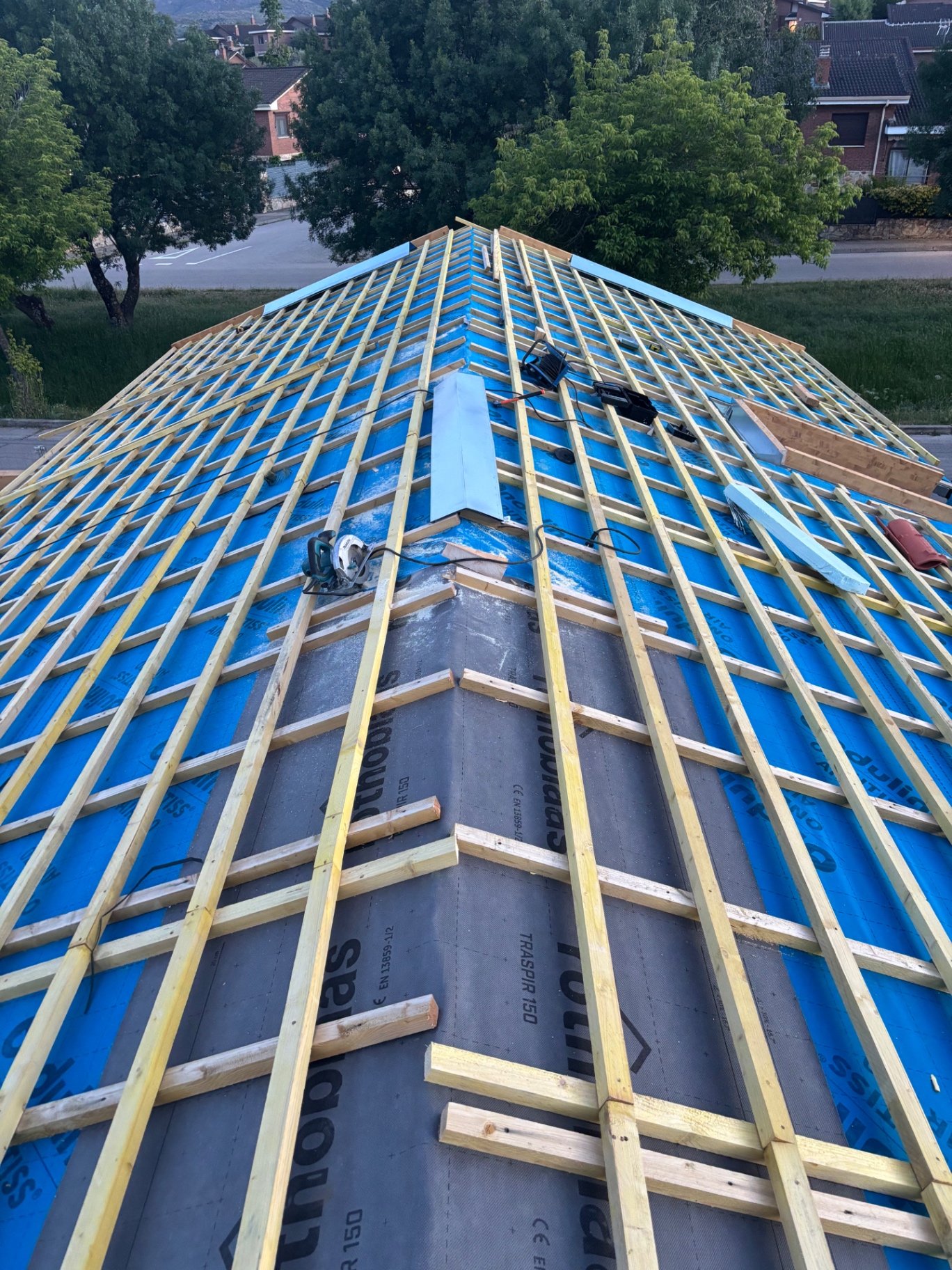 Estructura de tejado en proceso con rastreles y lámina impermeable