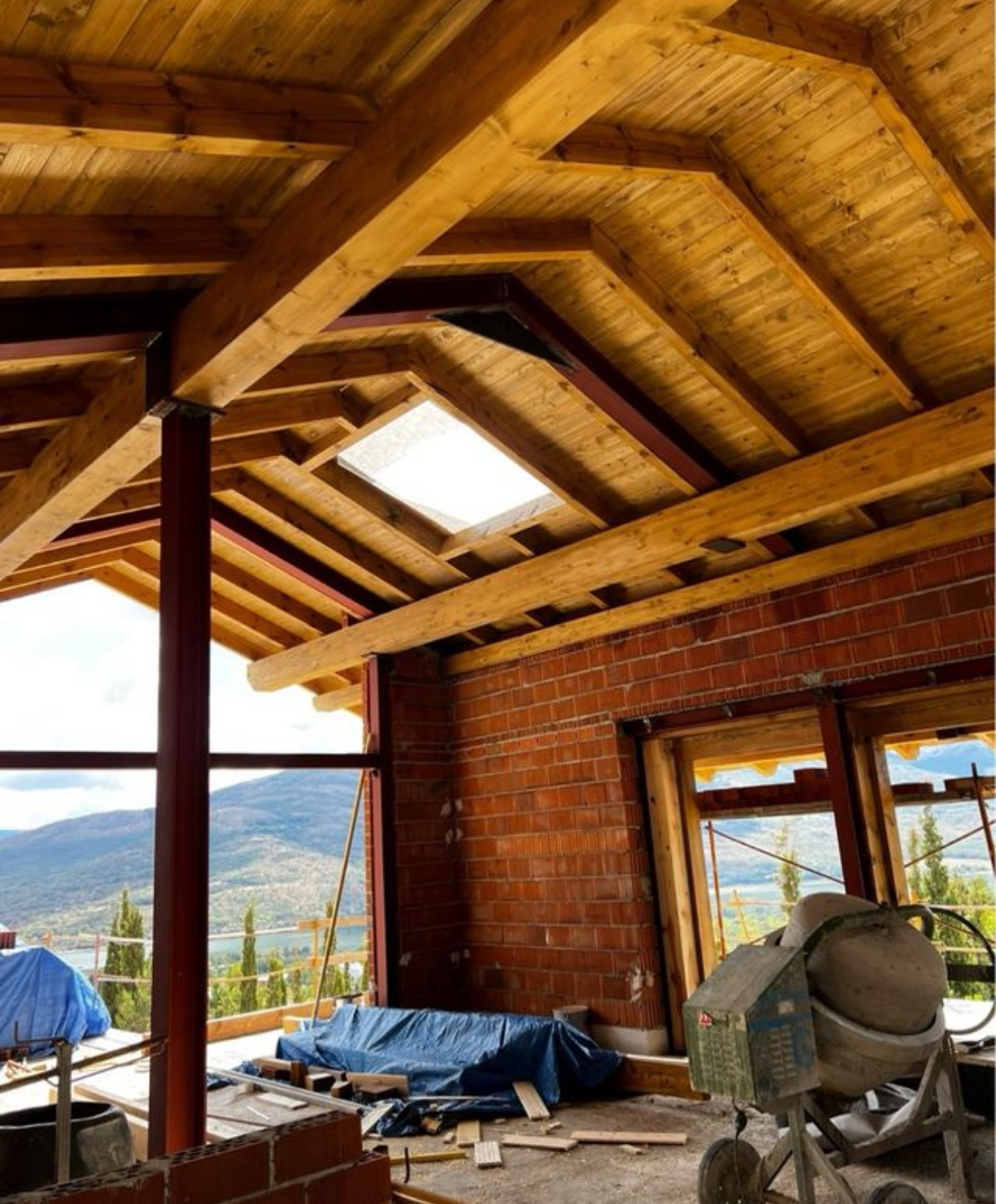 Tejado con estructura de madera vista en construcción