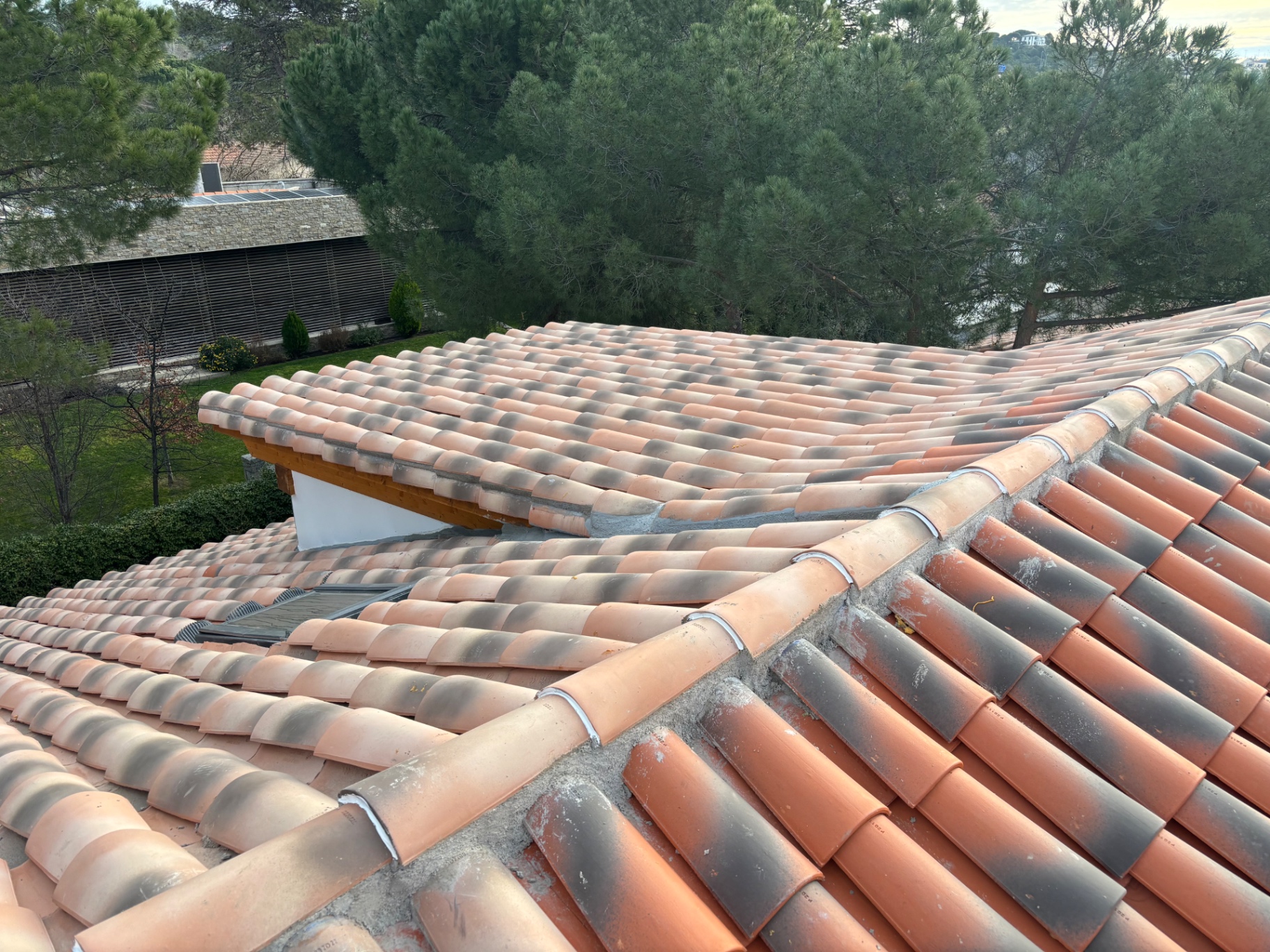 Tejado de vivienda terminado con teja mixta en tonos tierra